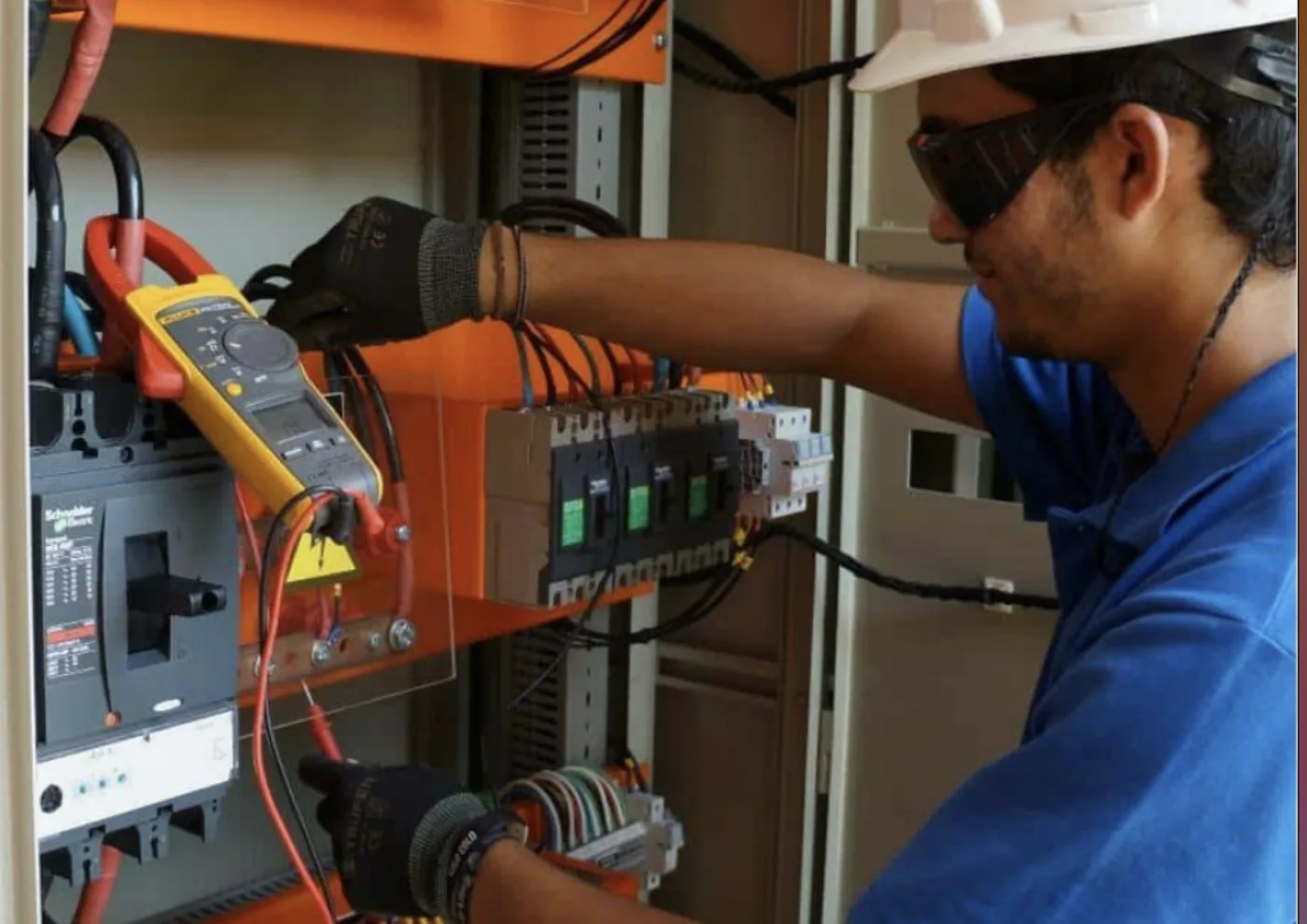 Técnico de INGELPOWER realizando análisis termográfico a un tablero eléctrico